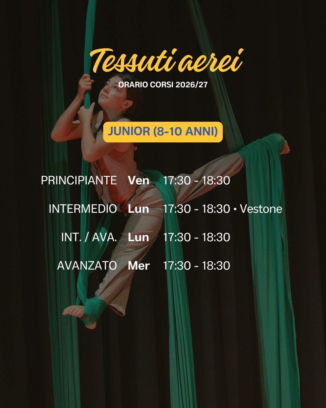 Ragazza in figura su tessuti aerei verdi