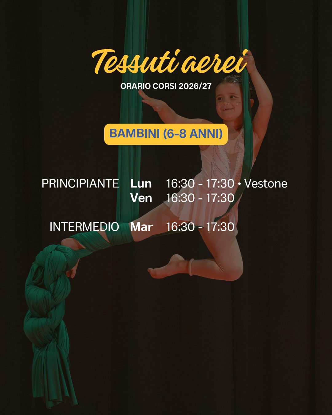 Bambina sospesa su un tessuto aereo verde
