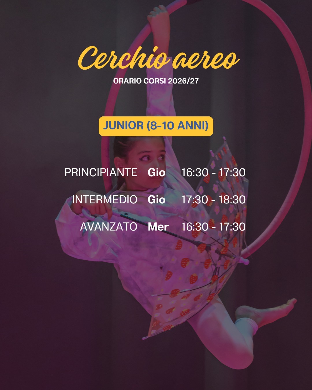Ragazza sospesa su cerchio aereo con ombrello di scena