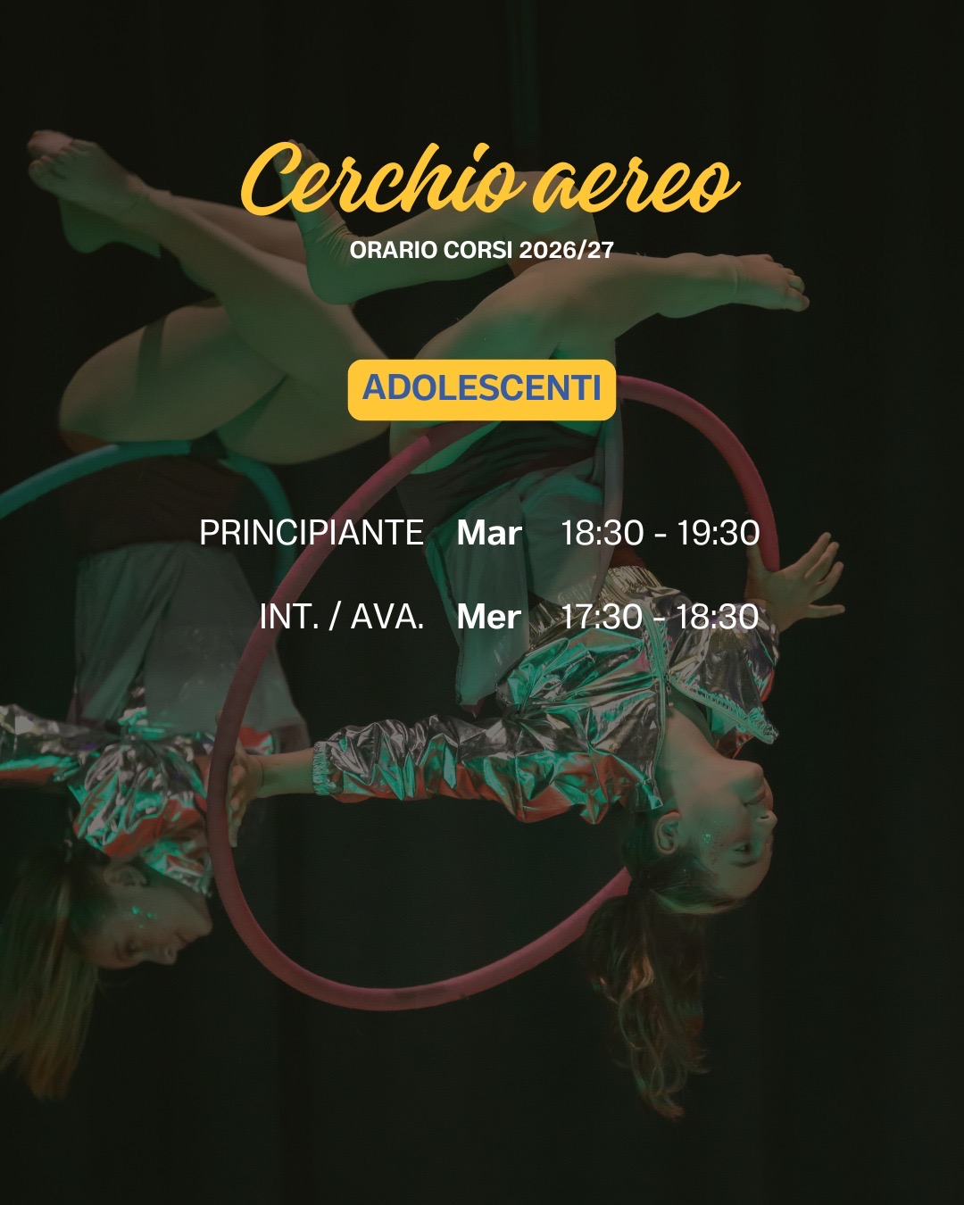 Due adolescenti capovolte su cerchi aerei