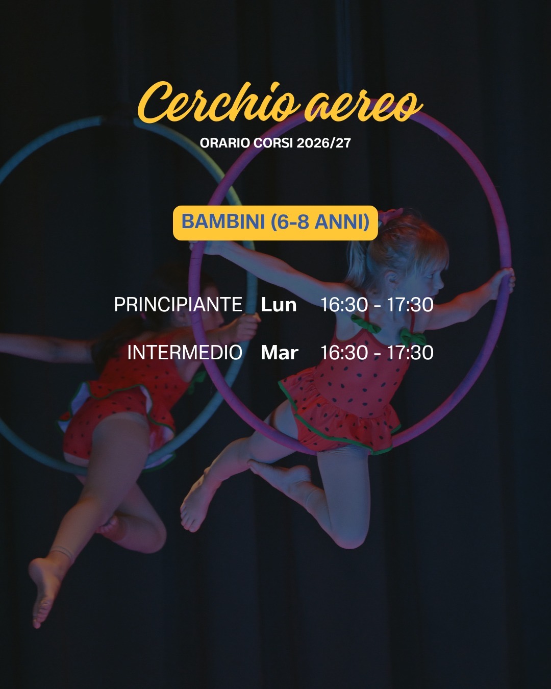 Due bambine su cerchi aerei durante lo spettacolo