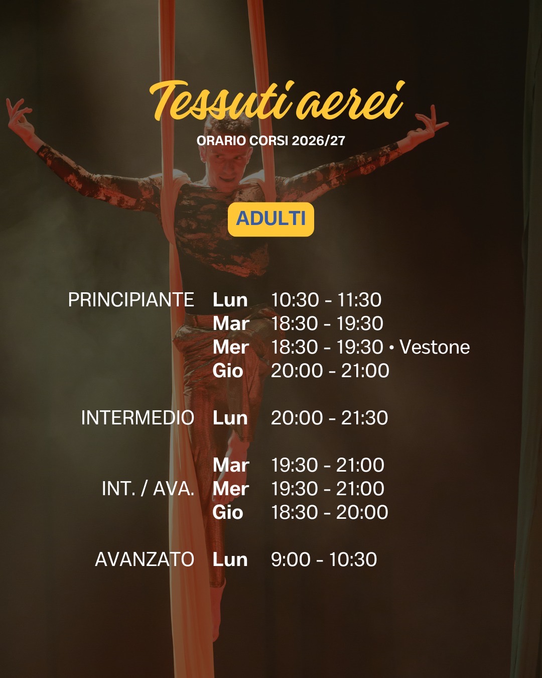 Aerealista adulto su tessuti aerei rossi