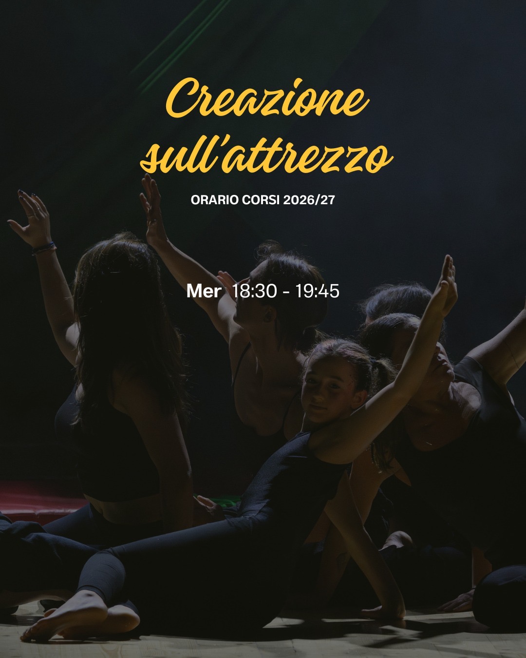Gruppo di allieve in una composizione a terra sotto le luci di scena