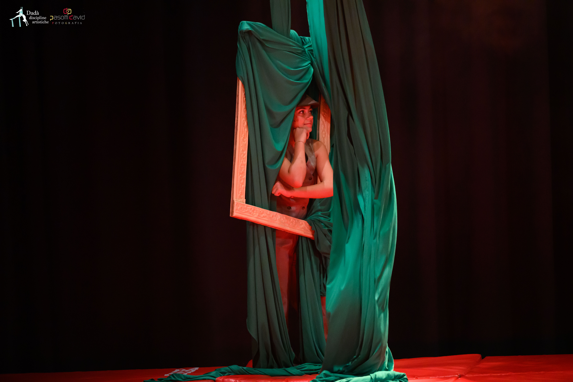 Performer con cornice e tessuti verdi