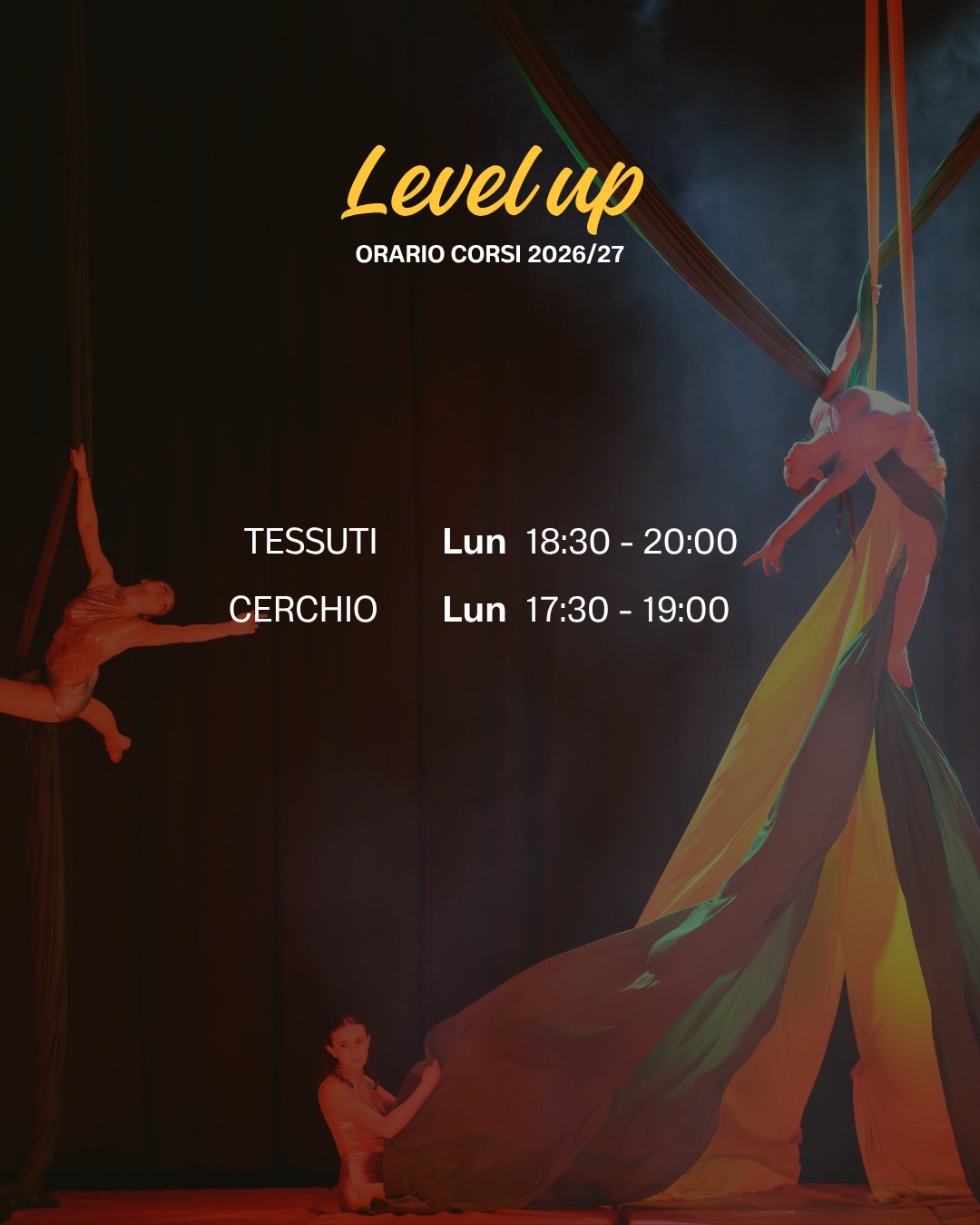 Aerealiste su tessuti in scena con luci calde